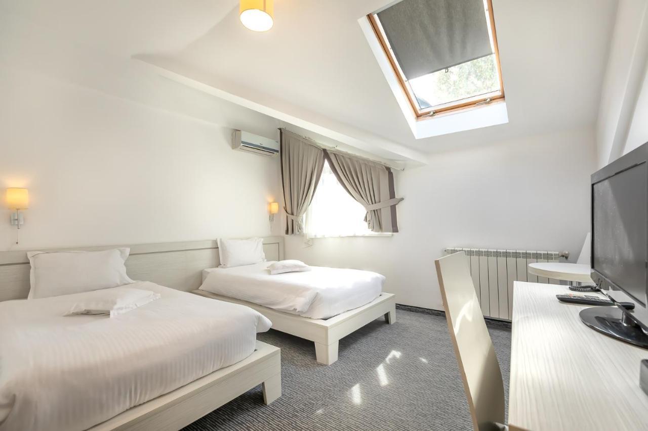 Alex&George Boutique Hotel Клуж-Напока Екстер'єр фото