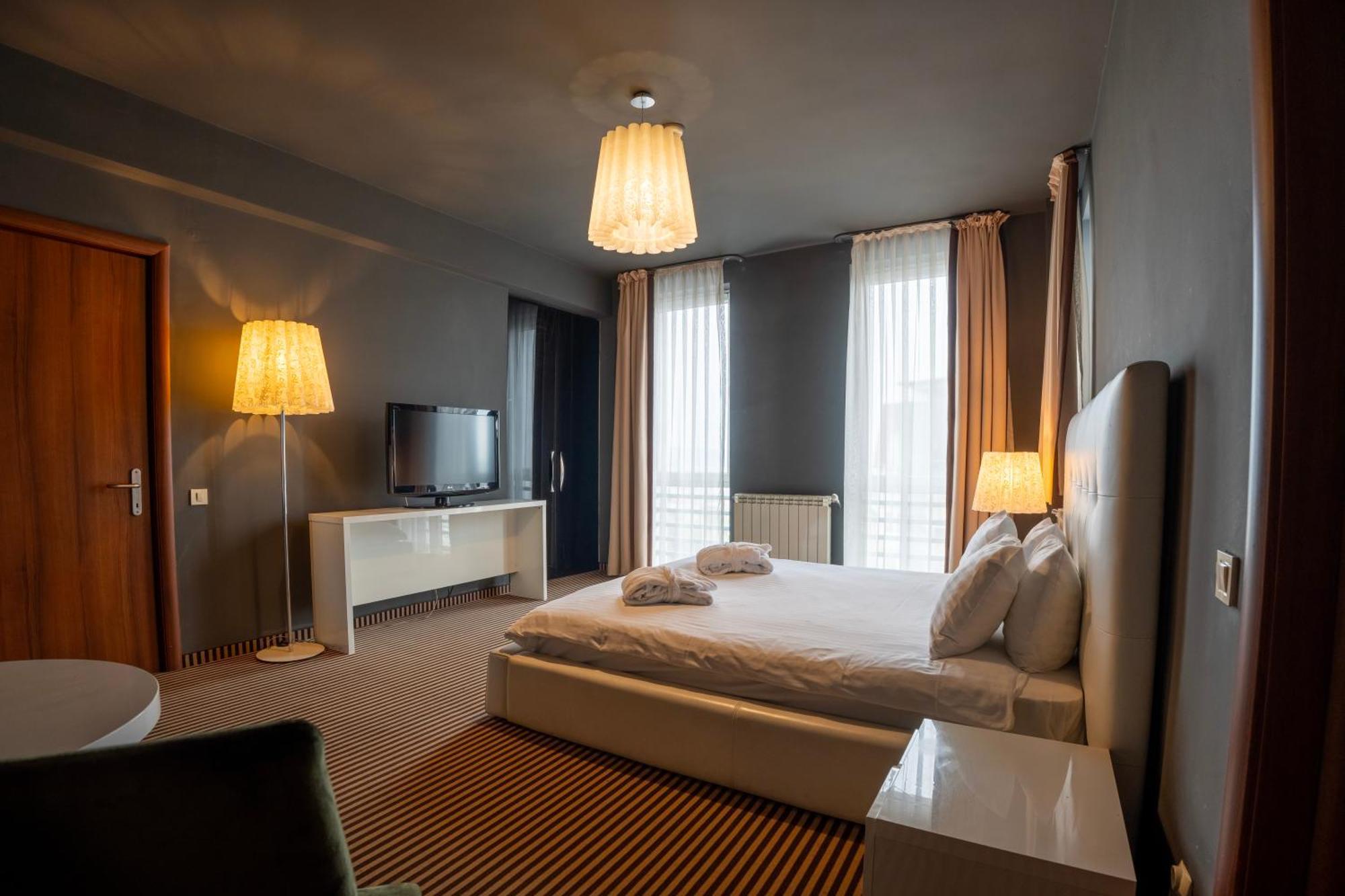 Alex&George Boutique Hotel Клуж-Напока Екстер'єр фото