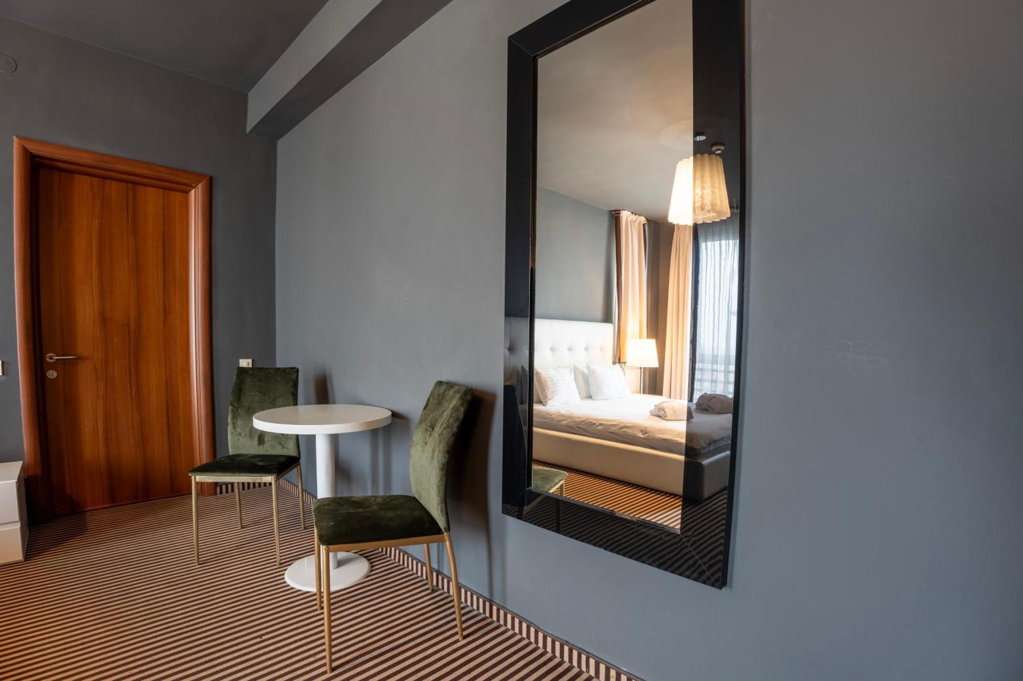 Alex&George Boutique Hotel Клуж-Напока Екстер'єр фото