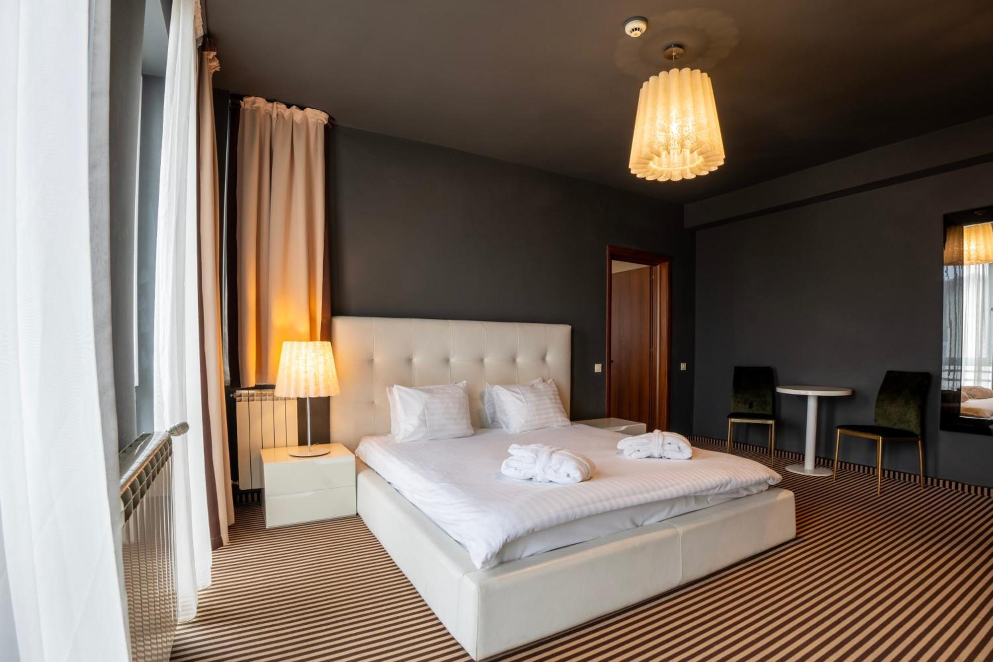 Alex&George Boutique Hotel Клуж-Напока Екстер'єр фото
