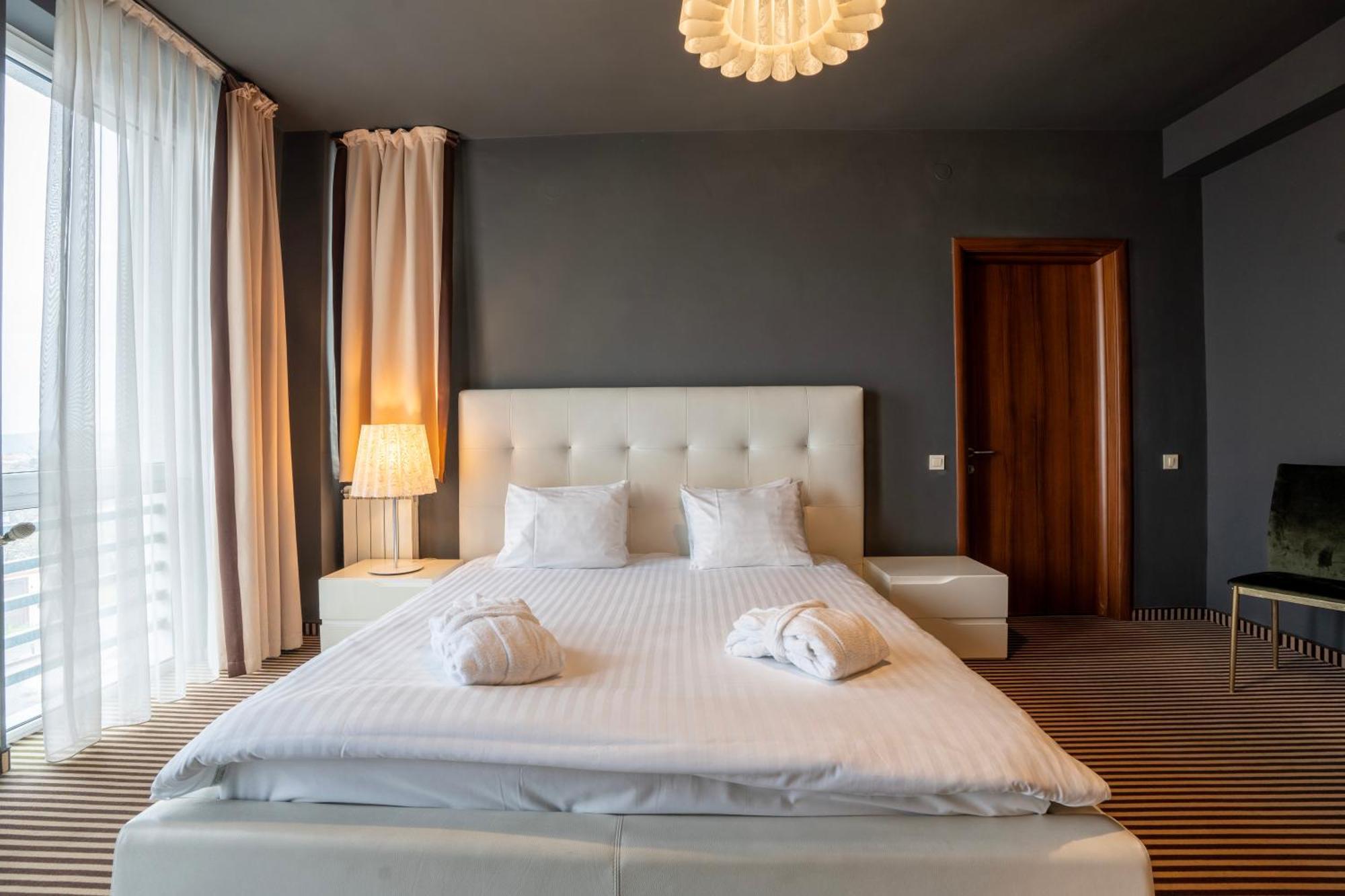 Alex&George Boutique Hotel Клуж-Напока Екстер'єр фото